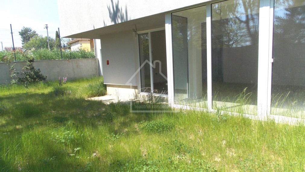REZERVOVANÝ 5-izbový dvojpodlažný dom na predaj s garážou, terasou a záhradkou Pereš