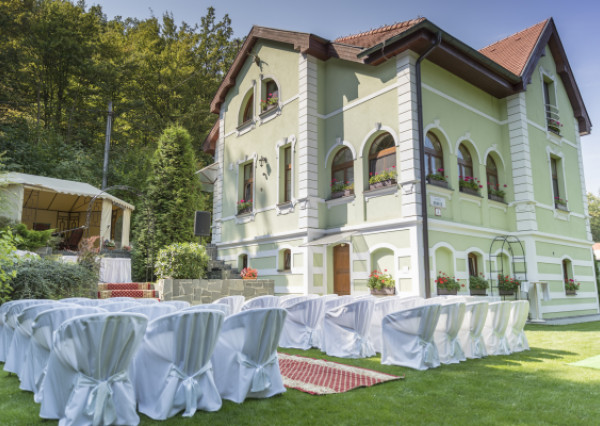 Historický šarm a moderný luxus: Penzión na predaj v nádhernom prostredí Bankova! 🏰🌲