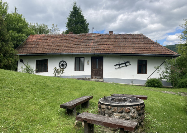 🏡 Kamenný dom s veľkým sadom, vlastným prameňom a možnosťou výstavby – Hollóháza (Maďarsko), len pár minút od hraníc